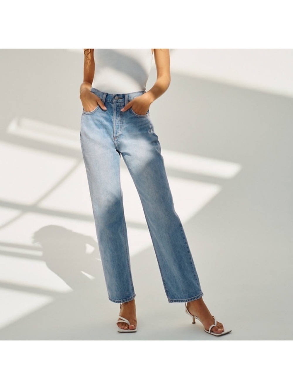 Aritzia Denim Forum The Arlo High Rise Straight Jean 30 Light wash 90s